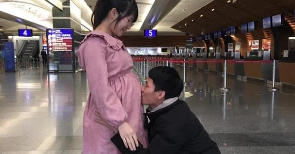 Chồng quỳ gối ôm hôn bụng bầu tiễn vợ lên chuyến bay nhân đạo về nước