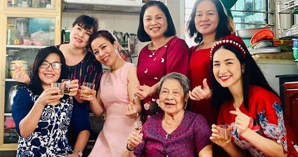 Mẹ chồng Hoà Minzy luôn yêu thương con dâu và cưng cháu trai như trứng