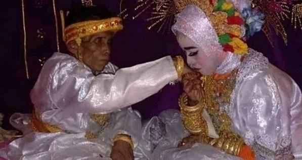 Ông lão U60 cưới luôn con gái của người mình từng cầu hôn bất thành