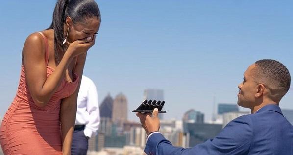 Cô gái được bạn trai cầu hôn bằng 5 chiếc nhẫn vì không biết chọn cái nào