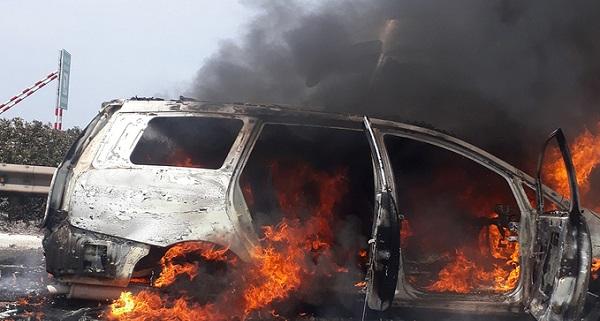 Ô tô 7 chỗ cháy trên đường cao tốc Pháp Vân - Cầu Giẽ, tắc đường 4km