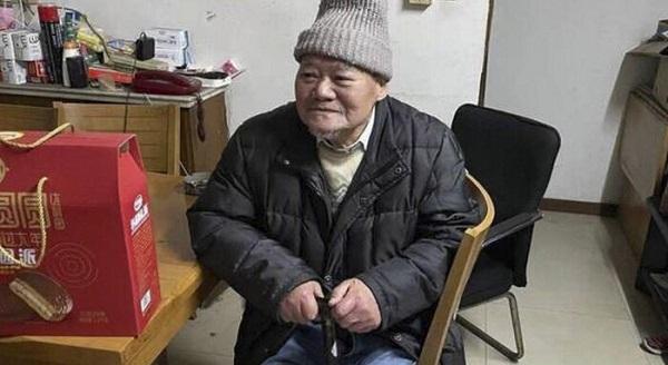 Cụ ông 88 tuổi viết di chúc để lại chục tỷ cho người bán hoa quả xa lạ