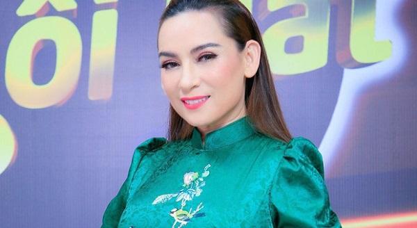 Giữa ồn ào Phi Nhung, một khán giả kể bị ca sĩ nổi tiếng cầm nhầm 5000 USD