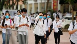 Đề thi văn lớp 10 đề cập đến "sự tế nhị khi giúp đỡ người khác" giữa loạt ồn ào làm từ thiện của showbiz khiến cư dân mạng phấn khích