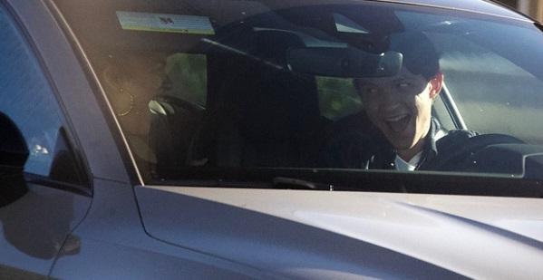 Sau thời gian vướng nghi vấn hẹn hò, lần đầu Tom Holland và Zendaya bị bắt gặp hôn nhau trong ô tô