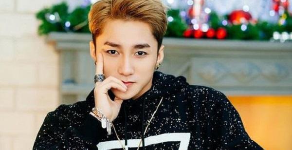 Được fan tặng kẹo ở sân bay, Sơn Tùng ngoảnh mặt đi và làm điều này