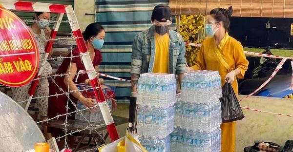 Sau nghi vấn hẹn hò, Nhật Kim Anh - Titi (HKT) cùng nhau đi từ thiện