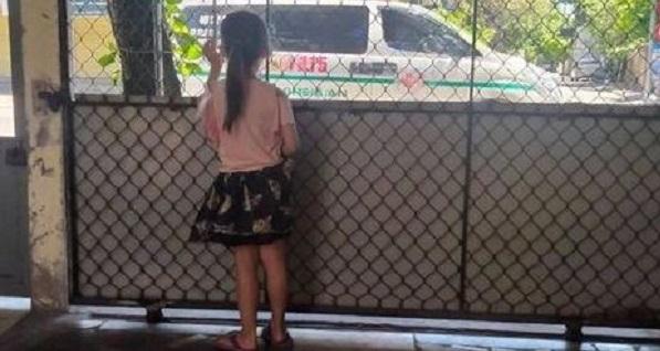 Nhớ con nhưng bố chỉ dám nhìn từ xa vì thường xuyên lái xe cấp cứu chở F0