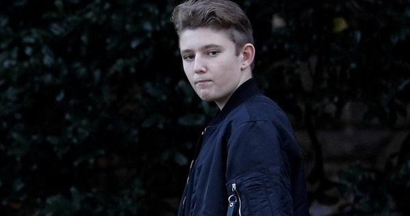 "Quý tử nước Mỹ” Barron Trump xuất hiện cùng mẹ trên đường phố New York