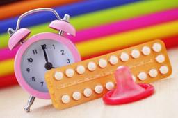Quan hệ với bạn trai, nên dùng bao cao su hay thuốc tránh thai hằng ngày?