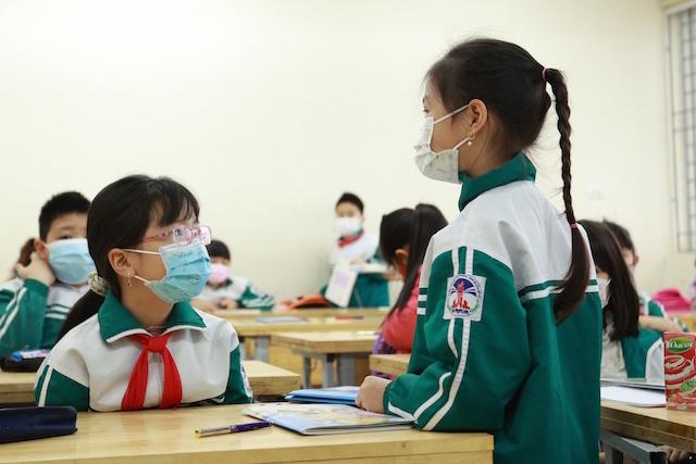 Dù chưa tiêm vắc xin, học sinh Hà Nội vẫn có thể đi học lại