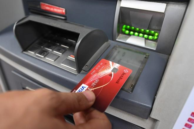 Sau 31/12/2021, khách dùng thẻ ATM băng từ có còn sử dụng được không?