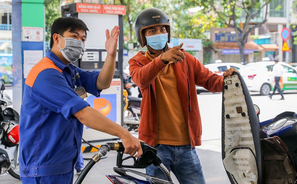 Từ 15h chiều nay, giá xăng dầu giảm mạnh, xăng RON 95 giảm tới 1100 đồng/lít