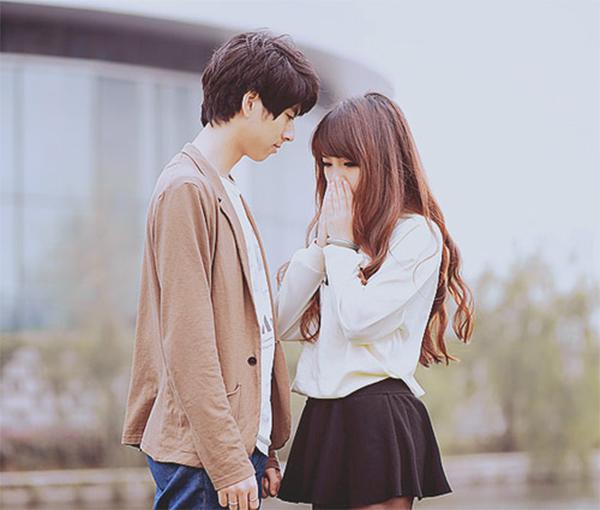 Muốn biết người đối diện có thích mình không, chỉ cần nhìn vào hướng bàn chân của họ