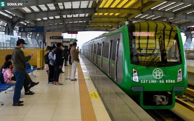 Tàu Cát Linh - Hà Đông vận hành từ sáng mồng Một để phục vụ khách du xuân.