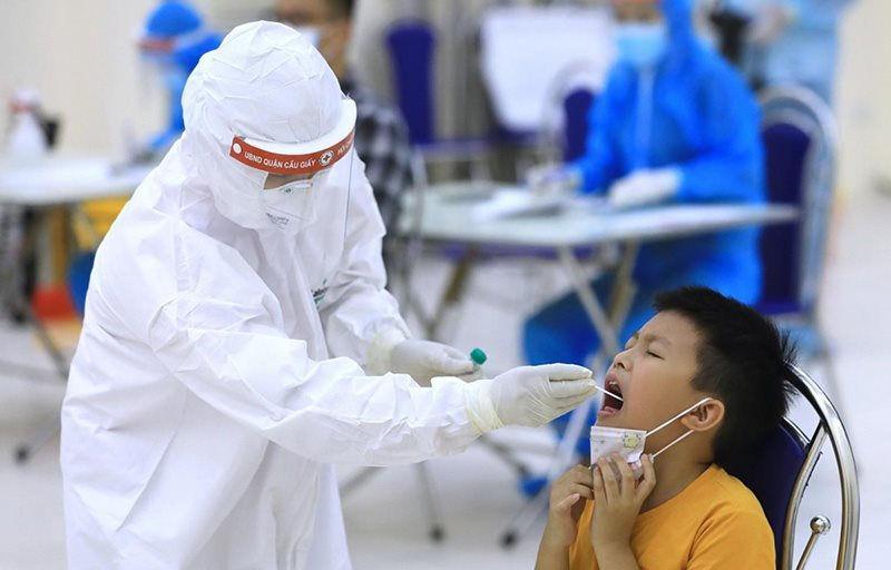 Trẻ em đi máy bay không phải xét nghiệm Covid-19 nếu phụ huynh đã an toàn