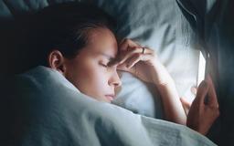 Có nên tắt điện thoại trước khi đi ngủ hay không?