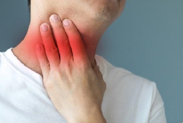 Bác sĩ Nguyễn Huy Hoàng (Bộ Quốc phòng) chỉ cách chữa đau họng do Covid-19
