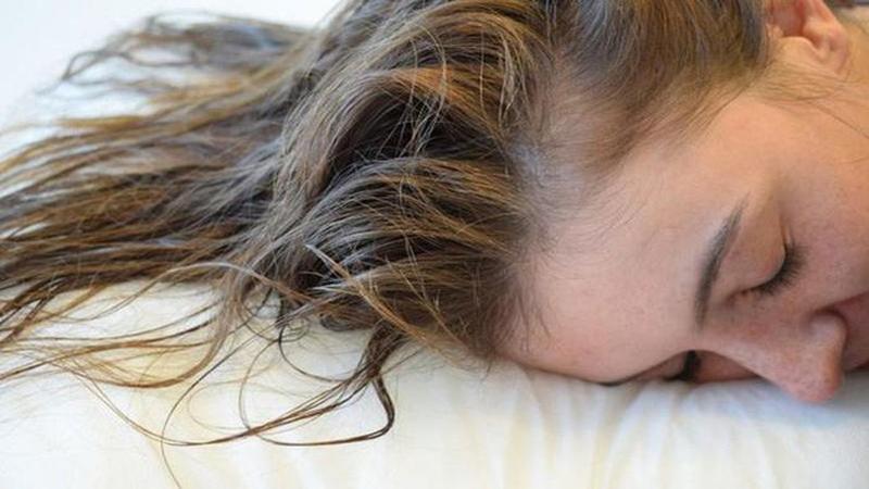 3 mối nguy hiểm từ việc xõa tóc khi đi ngủ
