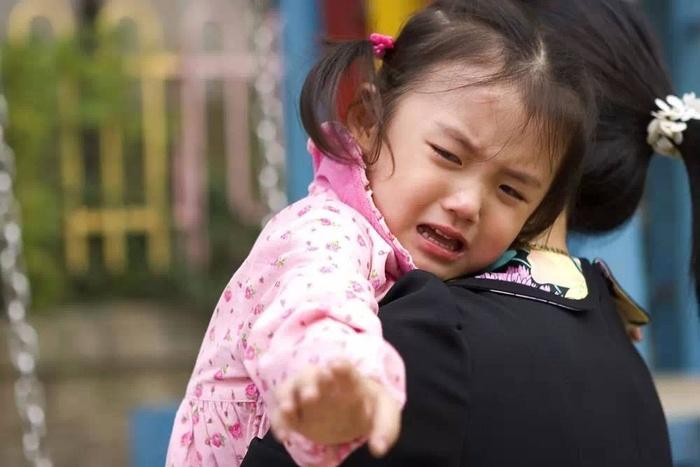 Cha mẹ cần làm gì để trẻ bớt lo lắng, sợ sệt khi đến trường sau thời gian dài học online?