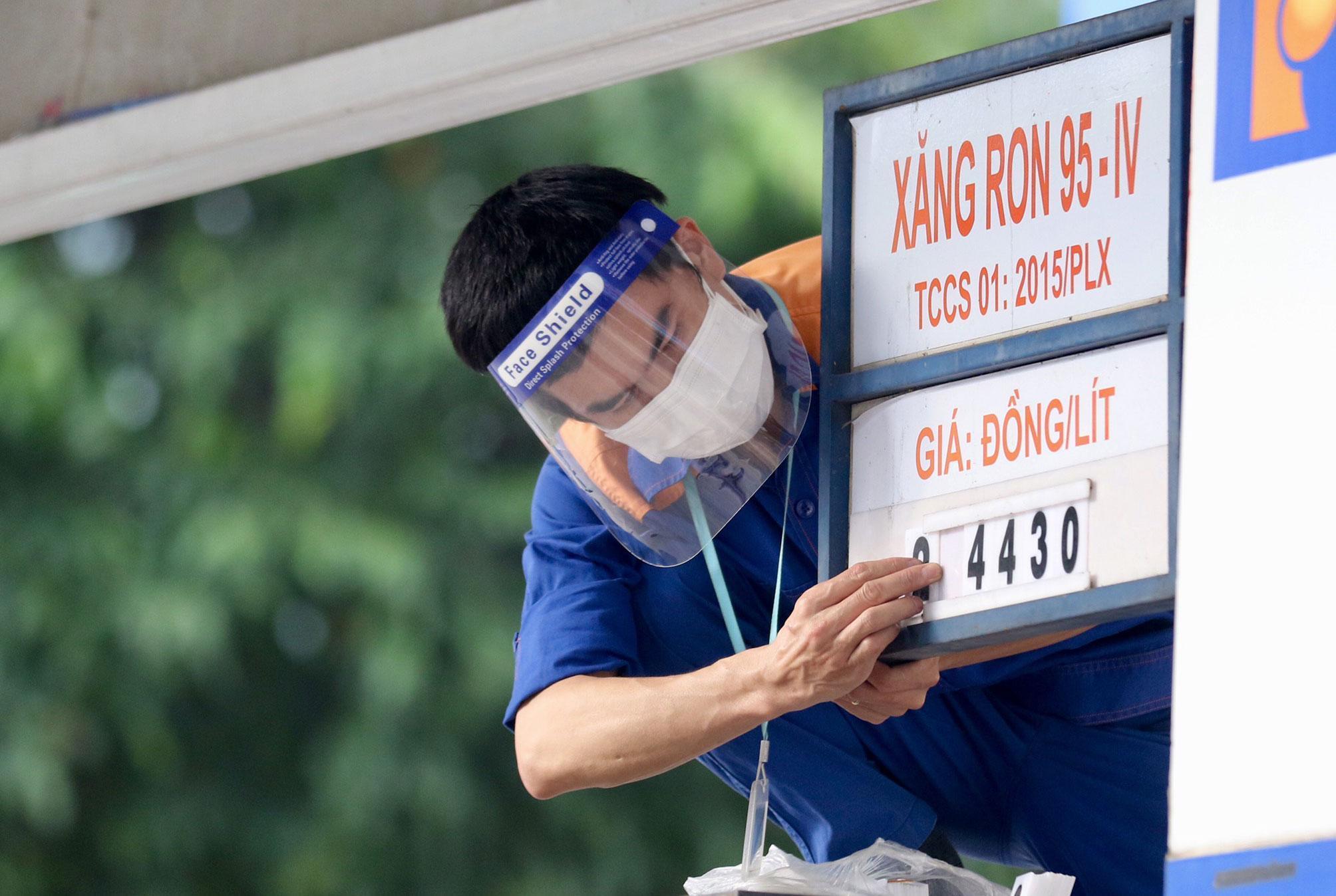 Giá xăng tiếp tục tăng theo đúng dự báo: mỗi lít xăng RON95-III thêm 440 đồng