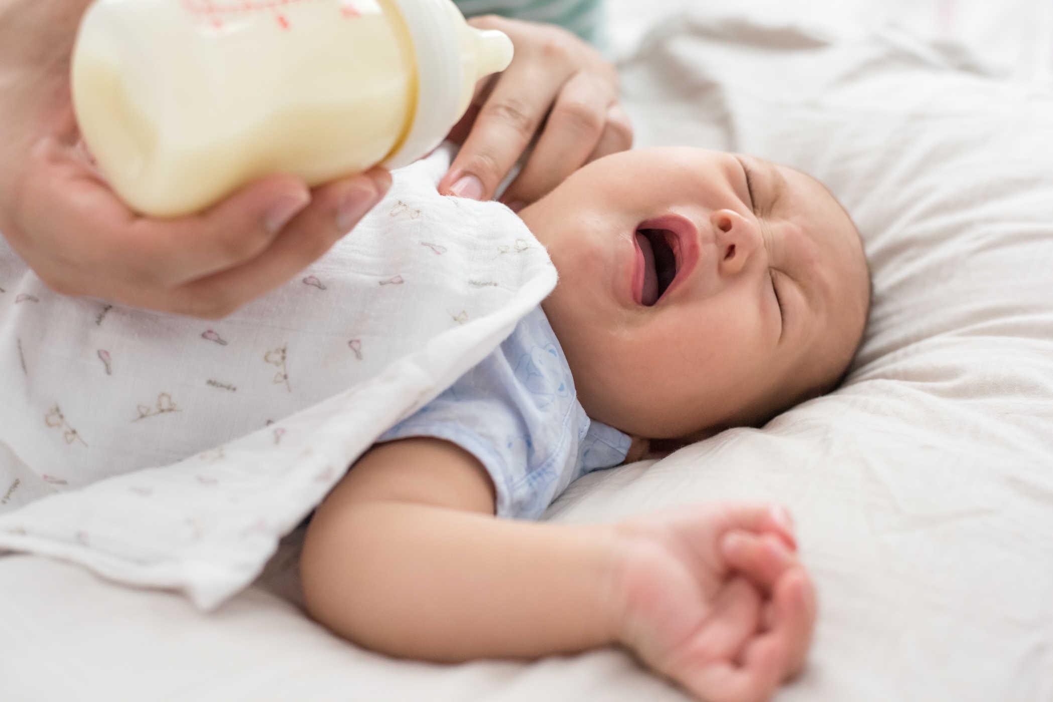 Khi trẻ nôn trớ cha mẹ cần làm gì và khi nào nên đưa con đi viện?