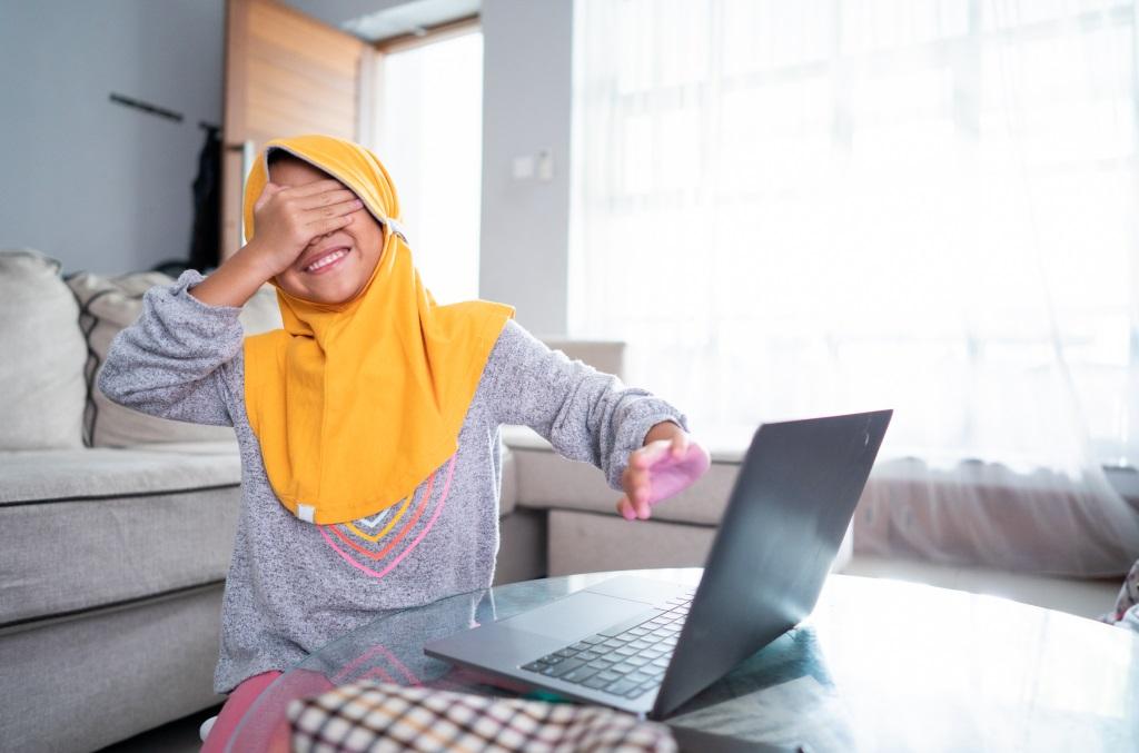 Mẹ thần đồng Đỗ Nhật Nam mách 3 cách ứng xử khéo léo khi bắt gặp con xem phim người lớn