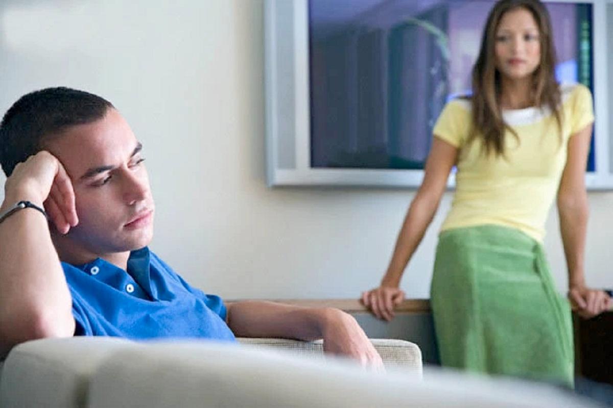 Vợ hay chồng về nhà im lặng không nói gì cũng là bạo lực gia đình