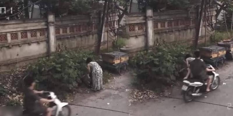 Mặc váy của vợ đi đổ rác, anh chồng ngẩn tò te khi bị trai trẻ đụng chạm