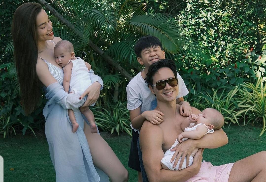 Bám vợ như Kim Lý, nửa bước không rời chân vợ