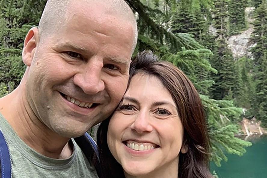 Vợ cũ tỷ phú Amazon Jeff Bezos tái hôn với thầy giáo của con