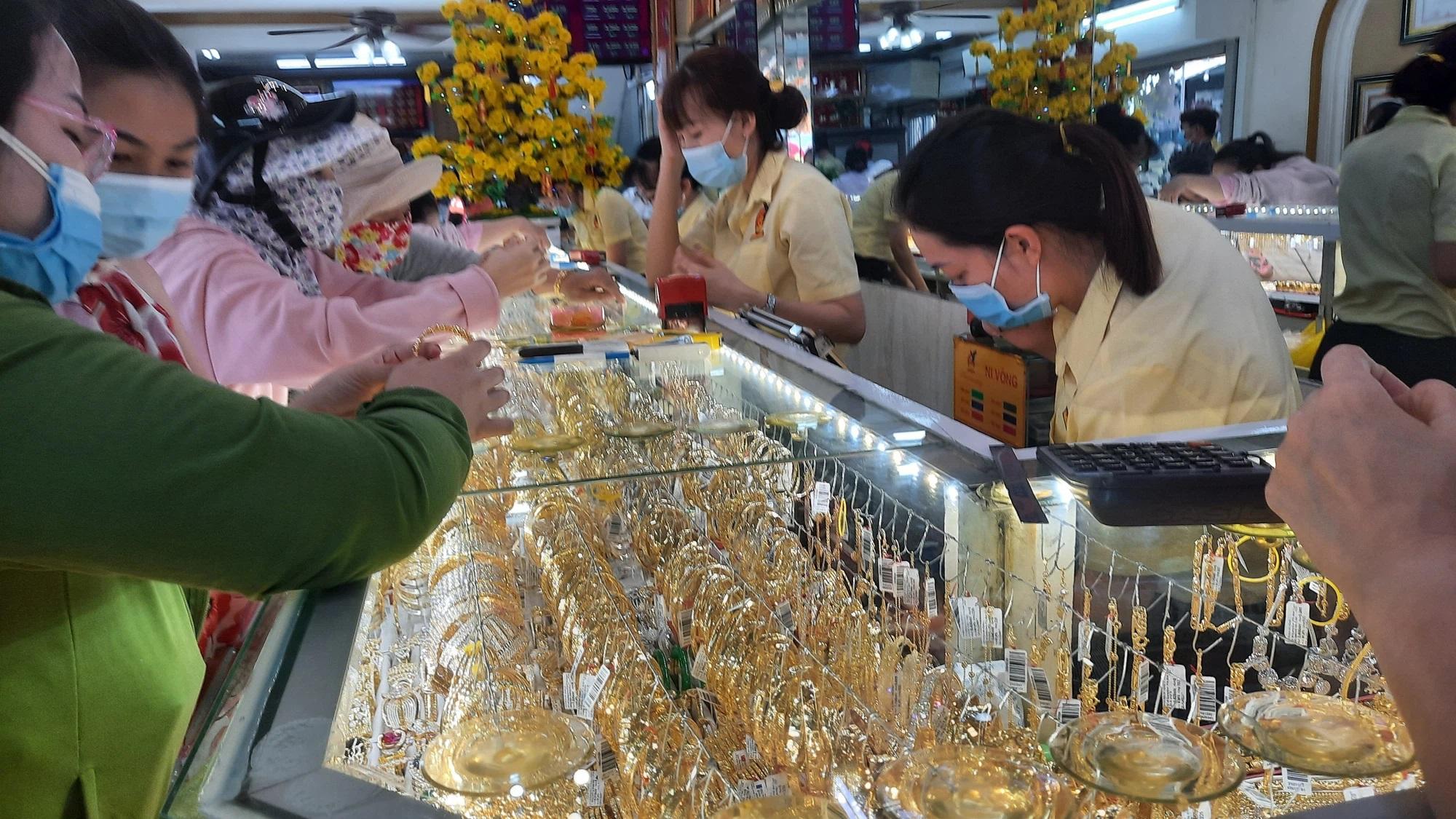 Giá vàng hôm nay 13/4: Giảm mạnh mẽ theo đà của thế giới