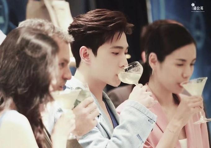 Dương Dương "dính lỗi" khi uống sâm panh nhưng vì quá đẹp trai nên "được tha thứ" tất cả