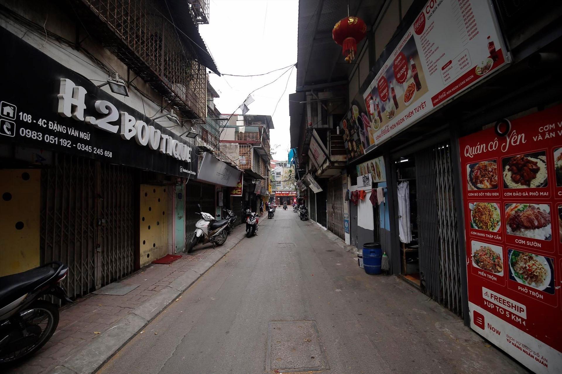 Sáng 25/5: Có thêm 57 ca mắc COVID-19 mới, TP. Hà Nội dừng các tiệm cắt tóc, gội đầu, hàng quán chỉ được bán mang về