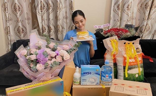 Hoa Hậu Tiểu Vy đón sinh nhật tuổi 21 ngập quà là nhu yếu phẩm, "hot" nhất là xấp tiền mặt dày cộp của một nhân vật quyền lực