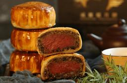 Bánh Trung thu "phiên bản giới hạn" nhân thịt bò Wellington có giá 1,6 triệu đồng/cặp