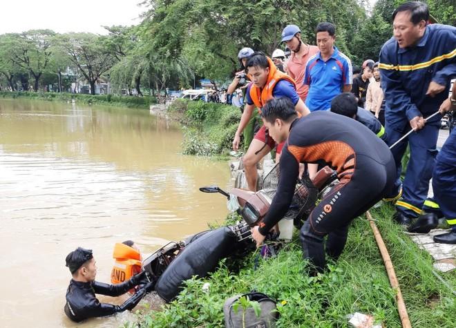 Chuyện hy hữu: Hai cụ già may mắn thoát nạn khi lao xe xuống sông An Cựu