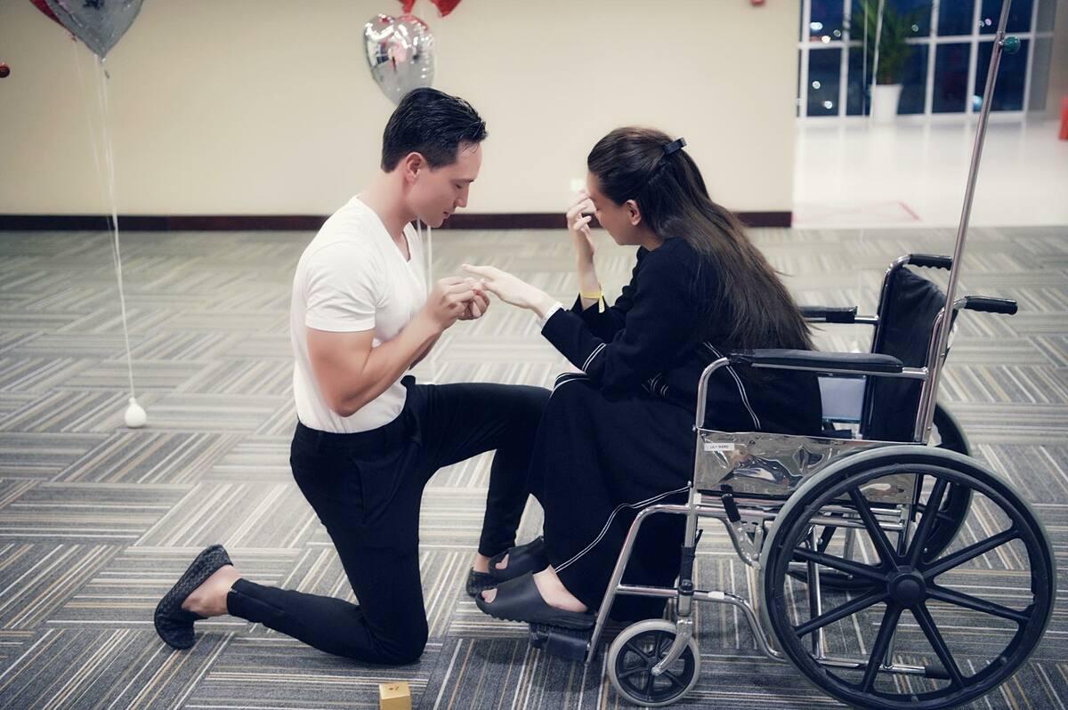 Kim Lý cầu hôn Hồ Ngọc Hà ngay tại bệnh viện sau ca mổ sinh con thành công