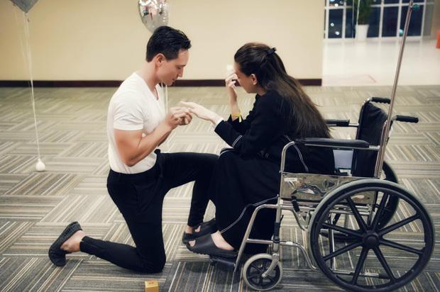 Quản lý của Kim Lý tiết lộ lý do Kim Lý cầu hôn Hà Hồ ở bệnh viện