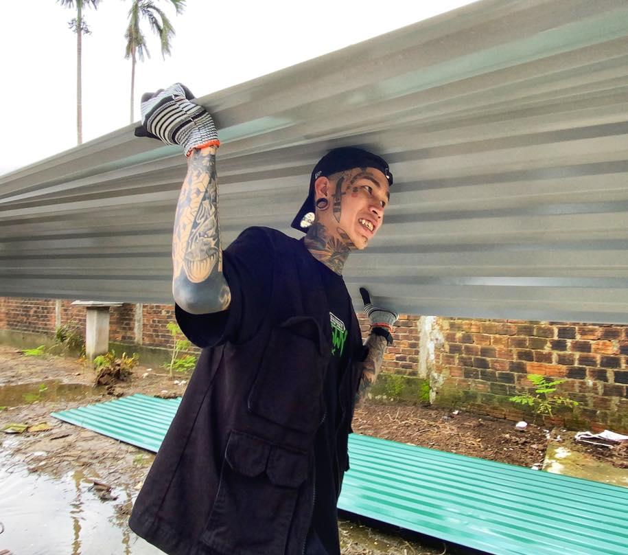 Ngay sau đăng quang, Dế Choắt mang tiền thưởng đi từ thiện miền Trung