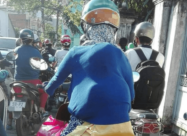 Em bé "Ninja Lead" trốn trọn trong lưng áo mẹ: Vì mẹ là nơi an toàn nhất