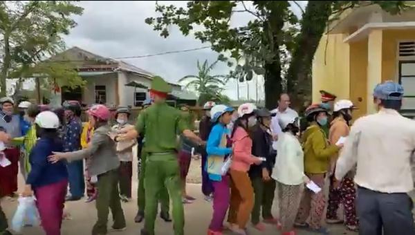 Thủy Tiên nán lại chụp ảnh cùng thầy cô khi viện trợ tại Huế