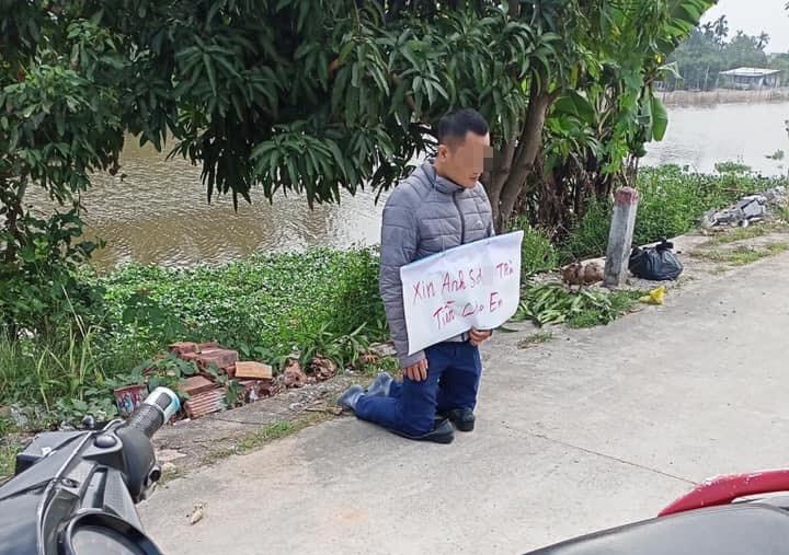 Đắng lòng nam thanh niên phải quỳ gối để ...xin con nợ trả tiền