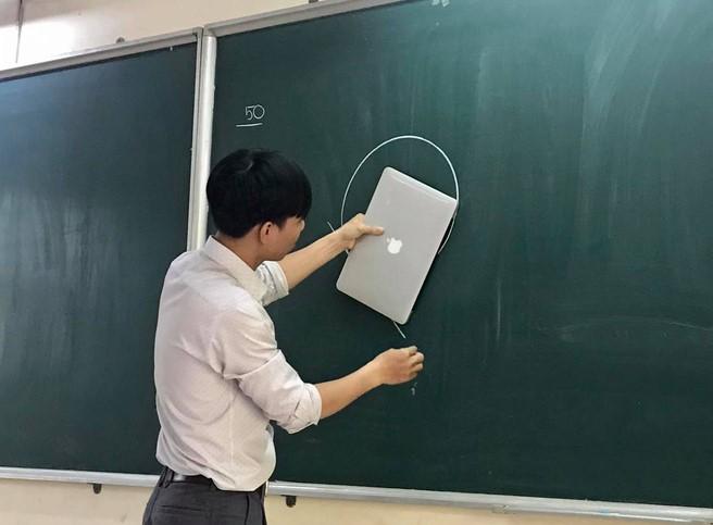 Không có tiền mua thước, thầy giáo đành dùng Macbook kẻ tạm
