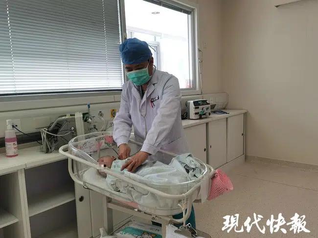 Trẻ sơ sinh nhiễm trùng phổi do cha mẹ pha sữa bột quá đặc