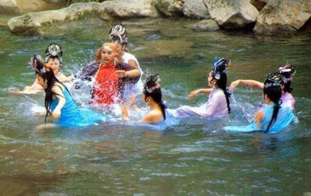 Tây Du Ký 1986: Dàn nhện tinh tắm suối cùng Trư Bát Giới toàn là đàn ông