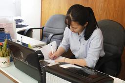 Nhân viên nữ xin nghỉ việc trước Tết, sếp dằn mặt miệt thị và đòi lại lương ứng trước