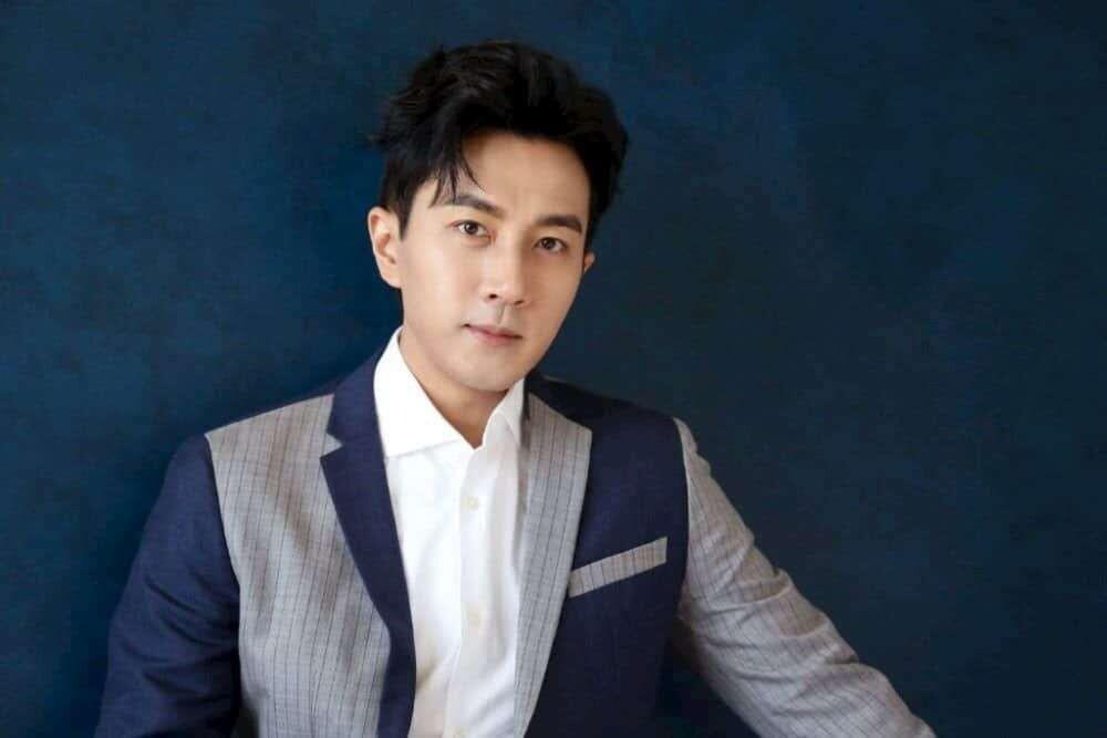 Lưu Khải Uy lạnh lùng nhìn người hâm mộ nữ bị vệ sĩ của mình xô ngã thô bạo