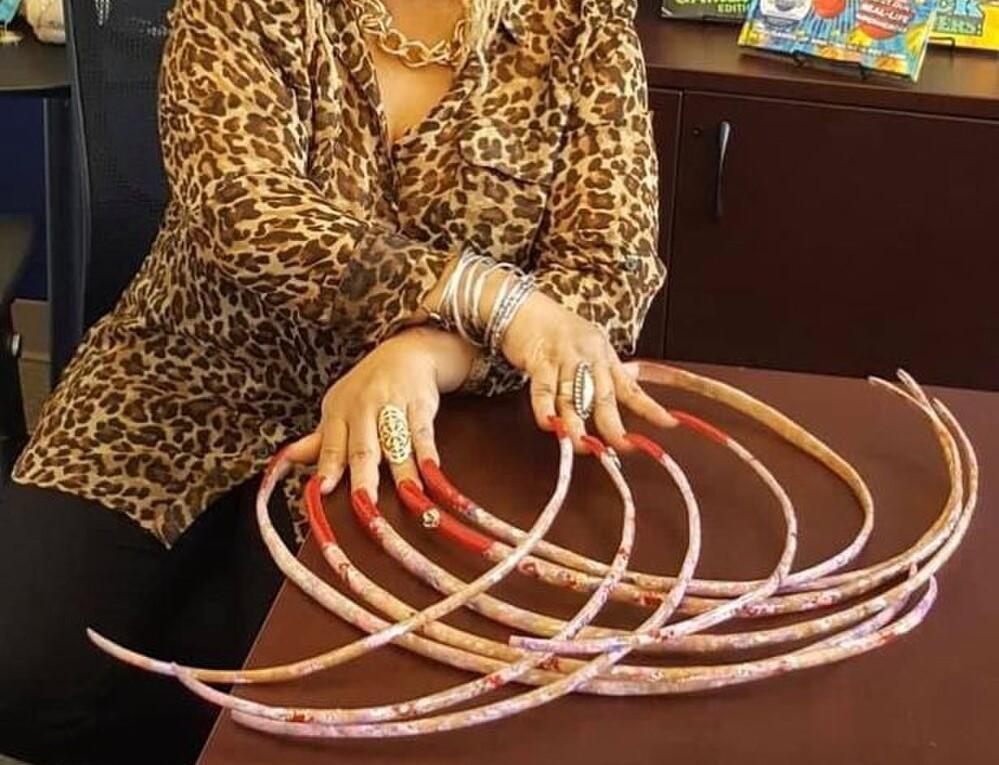 Một phụ nữ rao bán bộ móng tay dài nhất thế giới giá hơn 1 tỷ đồng