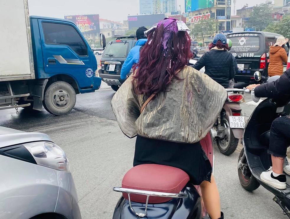 Đang nhuộm tóc thì có việc gấp, cô gái lao ra đường với mái tóc tím bết thuốc nhuộm và bọc giấy bạc